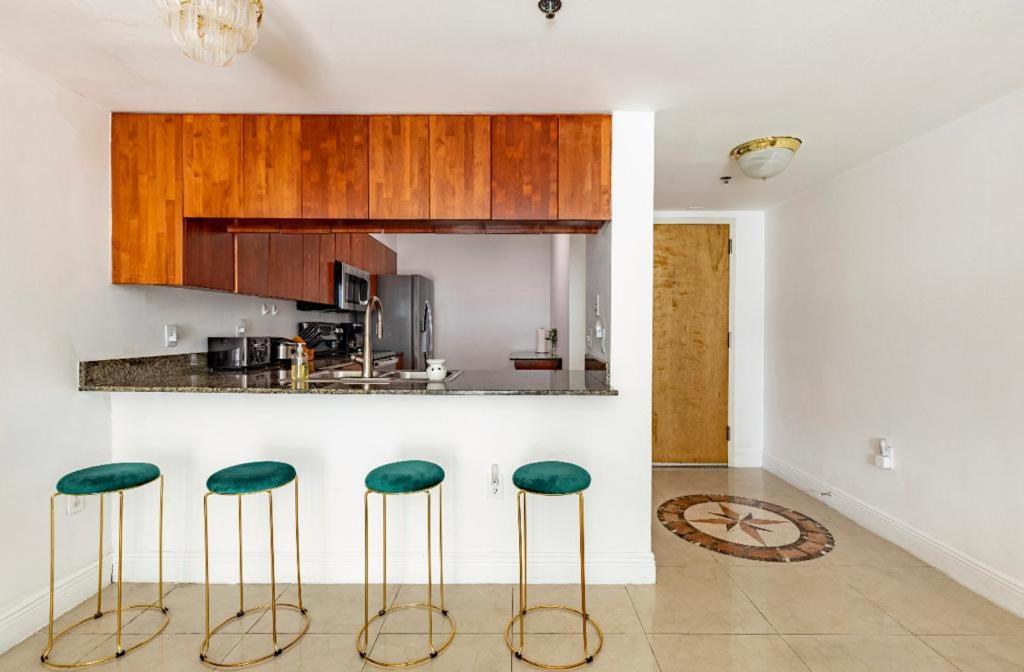 Two Bedroom Oceanview Apartment In Brickell Маями Екстериор снимка